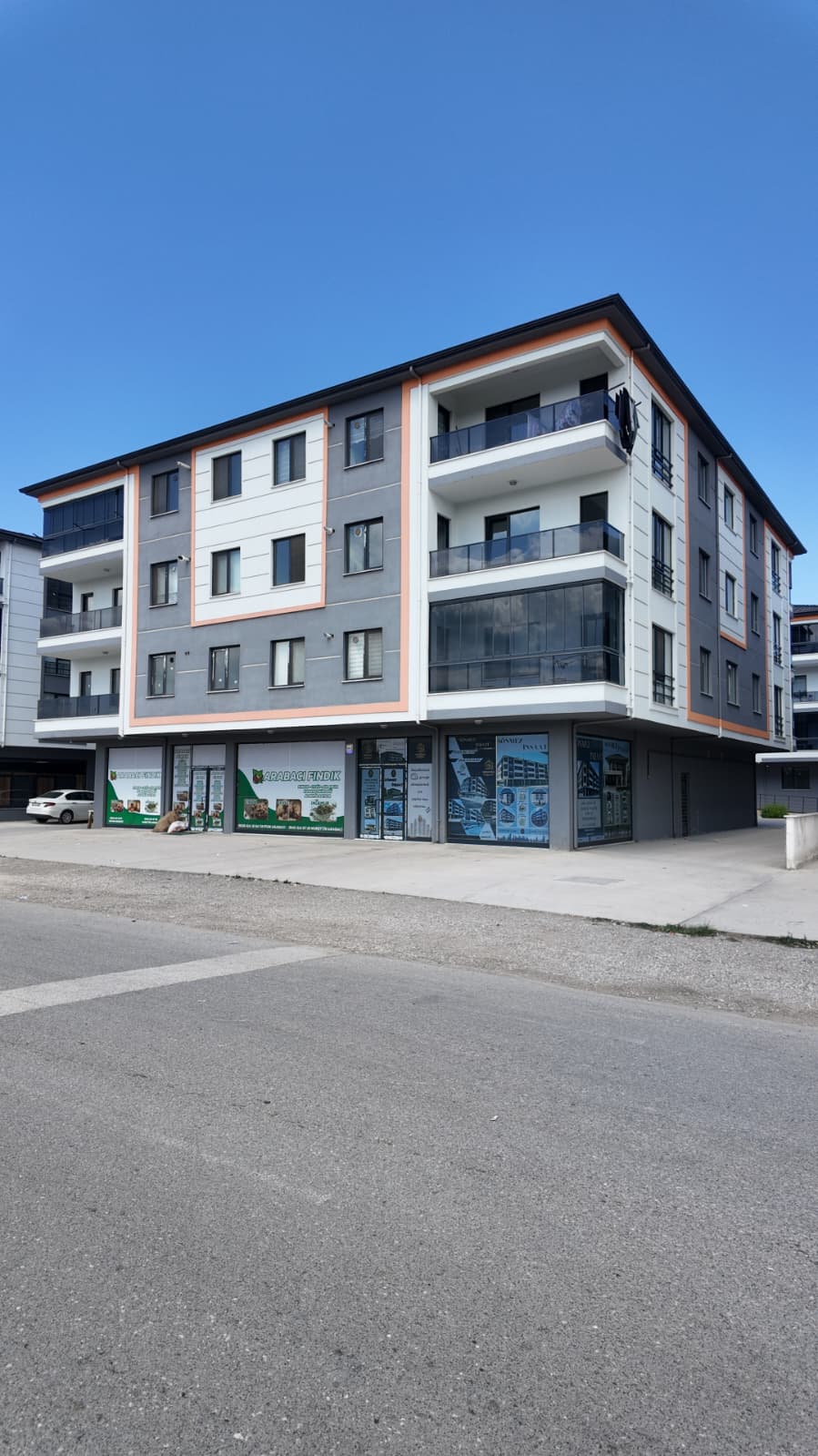  KO�YAZI MAHALES�N,DE BULVAR �EPHEL� T�M G�N G�NE� ALAN FERAH 3+1 DA�RE