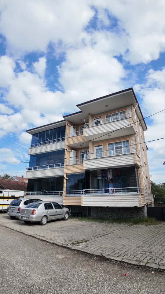 D�ZCE MERKEZ 2+1 GEN�� KULLANI�LI CAM BALKONLU AYRI MUTFAKLI