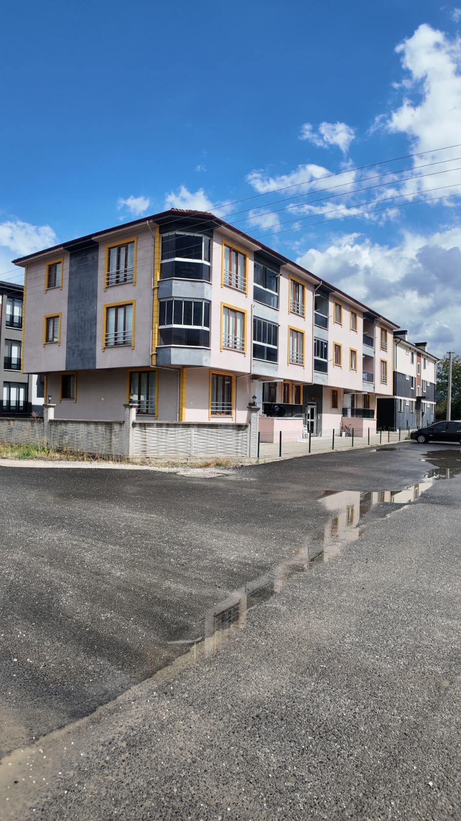  D�ZCE MERKEZ KO�YAZI`DA BA�LANTI YOLUNA YAKIN ��FT BALKONLU 4+1