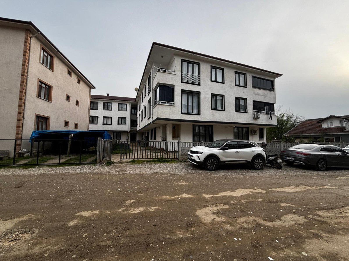 D�ZCE HAM�DEYE MAHAHLES�NDE H�RR�YET CADDES�NE VE �EH�R MERKEZ�NE YAKIN KONUMDA 2+1